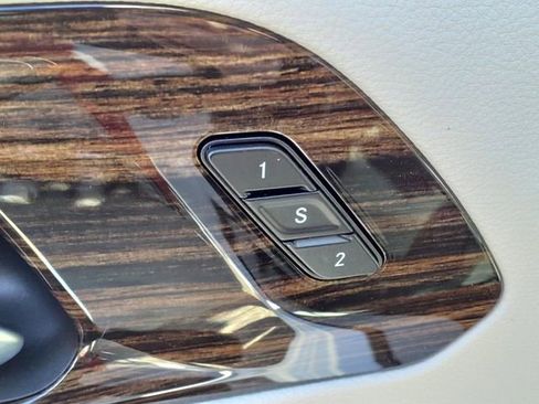 Used 2024 Chrysler Pacifica Limited image 7