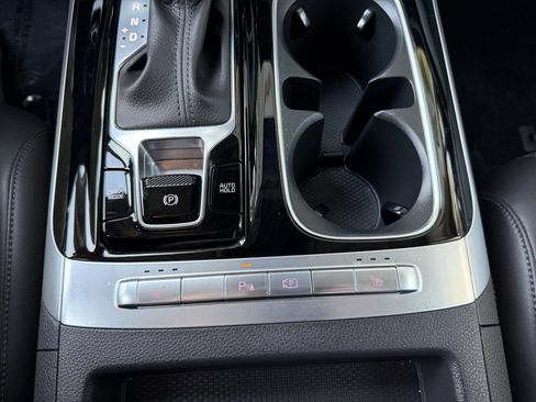 Used 2024 Kia Carnival EX image 27