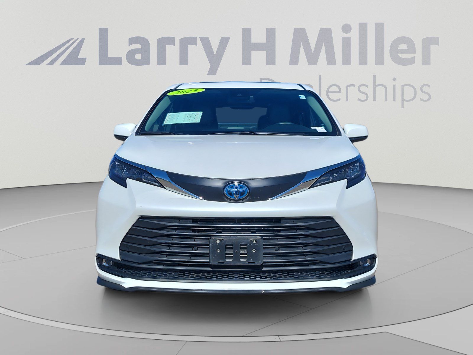 Used 2025 Toyota Sienna XLE FWD image 8