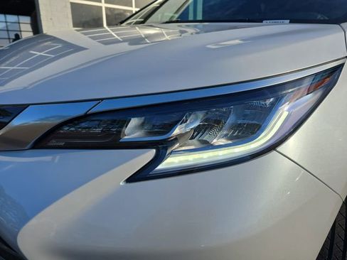 Used 2025 Toyota Sienna Limited image 32