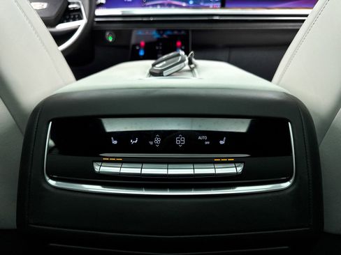 Used 2025 Cadillac Escalade ESV Sport Platinum w/ LPO, ONYX Package image 41