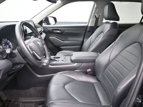 Used 2023 Toyota Highlander XLE image 23