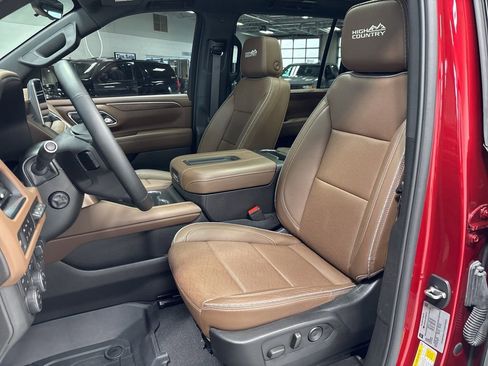 Used 2024 Chevrolet Suburban High Country AWD/4WD image 10