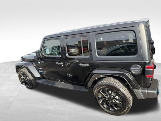 Used 2023 Jeep Wrangler Unlimited Sahara w/ Cold Weather Group AWD/4WD image 15