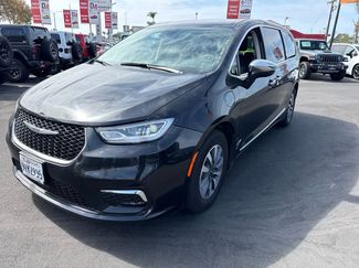 Used 2023 Chrysler Pacifica Limited FWD video 1