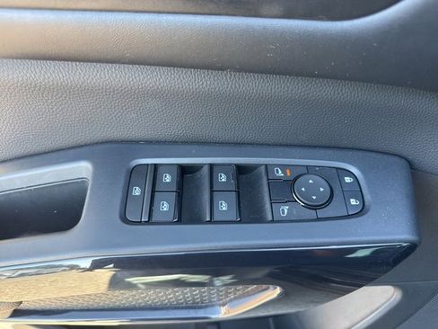 Used 2024 Nissan Pathfinder SV image 11