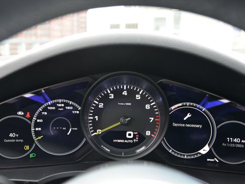 Certified 2022 Porsche Cayenne Platinum Edition image 19