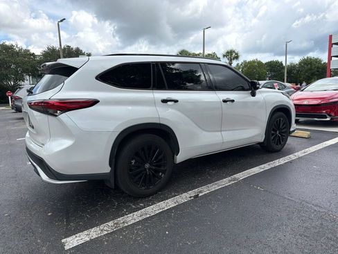 Used 2023 Toyota Highlander XSE FWD image 3