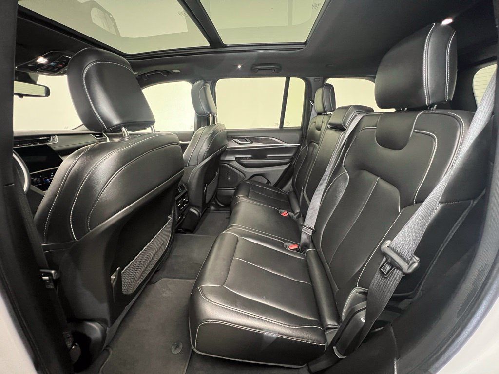 Used 2024 Jeep Grand Cherokee Limited AWD/4WD image 5