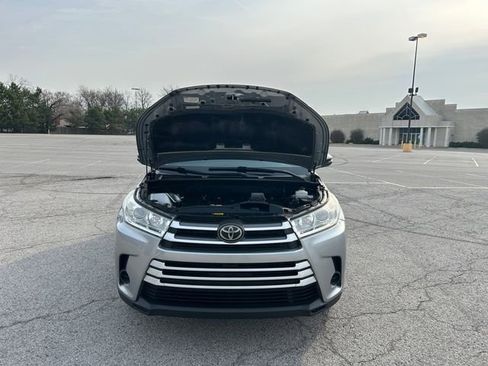 Used 2019 Toyota Highlander LE AWD/4WD image 16
