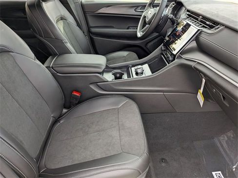 New 2025 Jeep Grand Cherokee Altitude image 30