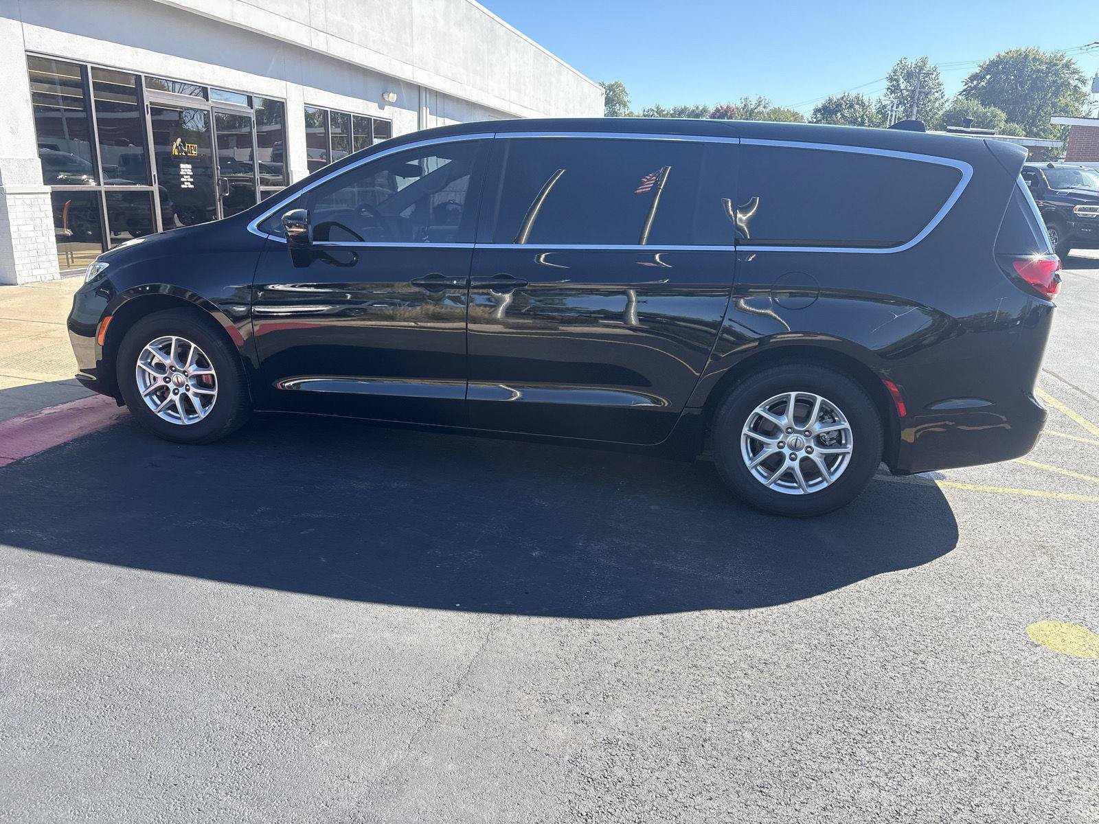 Used 2024 Chrysler Pacifica Touring-L FWD image 8