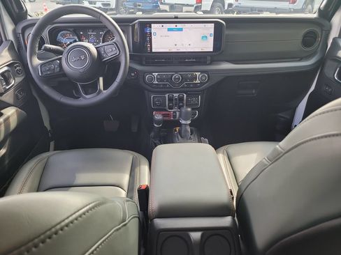 Used 2025 Jeep Gladiator Mojave AWD/4WD image 12