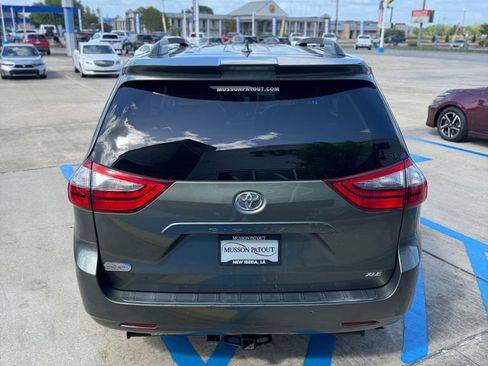 Used 2020 Toyota Sienna XLE w/ XLE Navigation Package FWD image 6