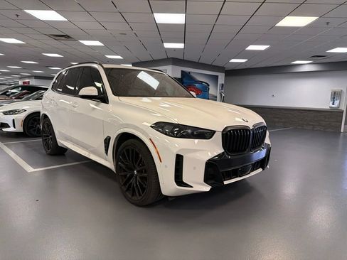 Used 2024 BMW X5 xDrive40i w/ M Sport Package AWD/4WD image 3