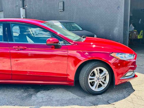 Used 2018 Ford Fusion SE w/ Fusion SE Technology Package FWD image 2