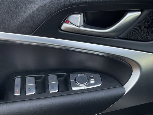 Used 2025 Genesis G70 2.5T image 13