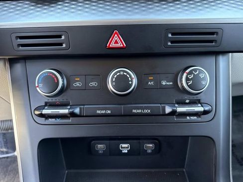 Used 2024 Kia Carnival LX image 21