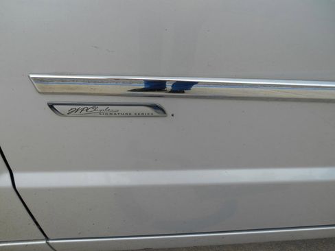Used 2010 Chrysler Town & Country Touring FWD image 15