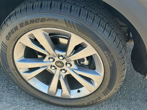 Certified 2022 Ford Explorer XLT w/ Equipment Group 202A AWD/4WD image 6