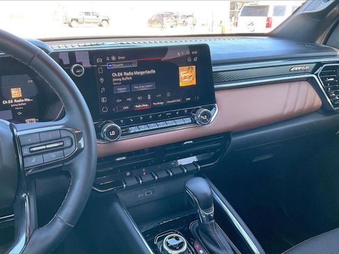 Certified 2025 GMC Canyon AT4 w/ AT4 Premium Package image 9