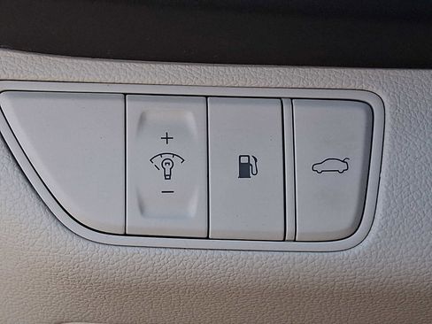 Used 2023 Genesis G70 2.0T image 25