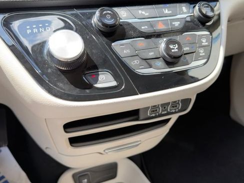 Used 2024 Chrysler Pacifica Touring-L FWD image 21