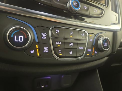 Used 2022 Chevrolet Traverse LT FWD image 27