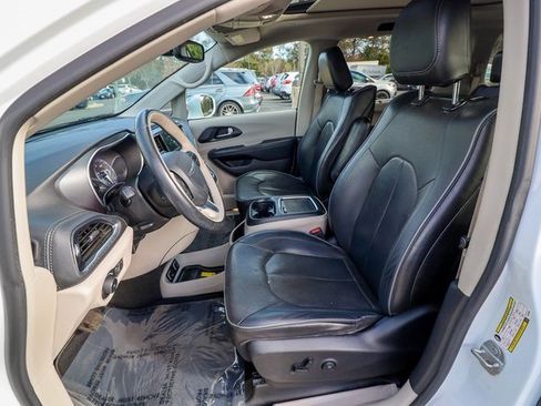 Used 2020 Chrysler Pacifica Limited w/ Tire & Wheel Group image 34