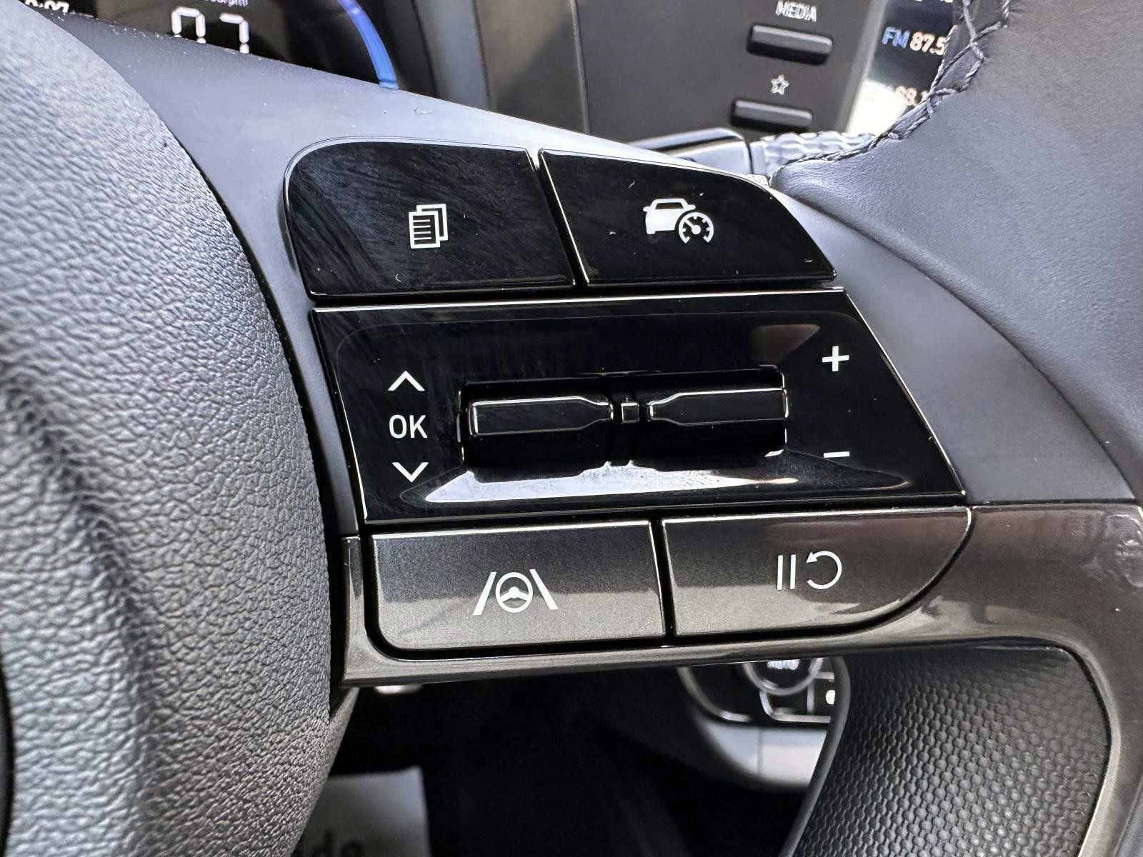 Used 2025 Hyundai Elantra Sport FWD image 18