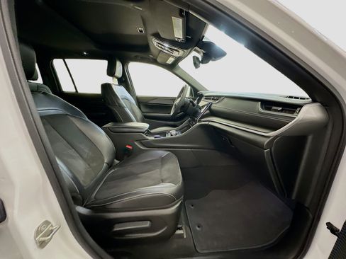 Used 2023 Jeep Grand Cherokee Altitude image 33