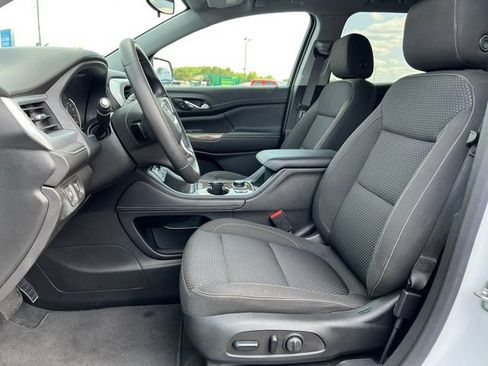 Used 2023 GMC Acadia SLE w/ Driver Convenience Package FWD image 3