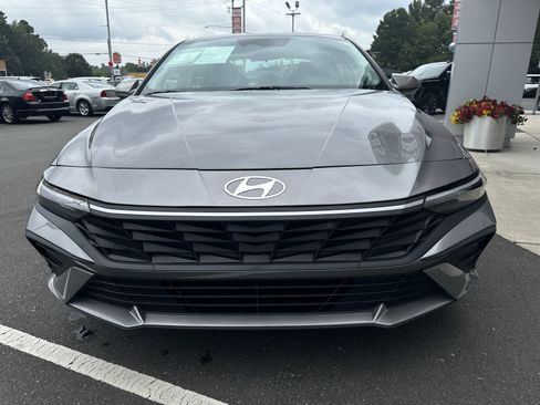 Used 2024 Hyundai Elantra SEL image 3