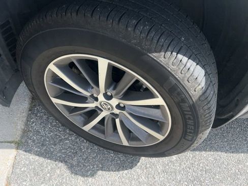 Used 2019 Toyota Highlander XLE image 2