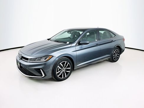 Used 2025 Volkswagen Jetta SE image 3