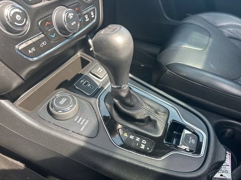 Used 2022 Jeep Cherokee Limited AWD/4WD image 30