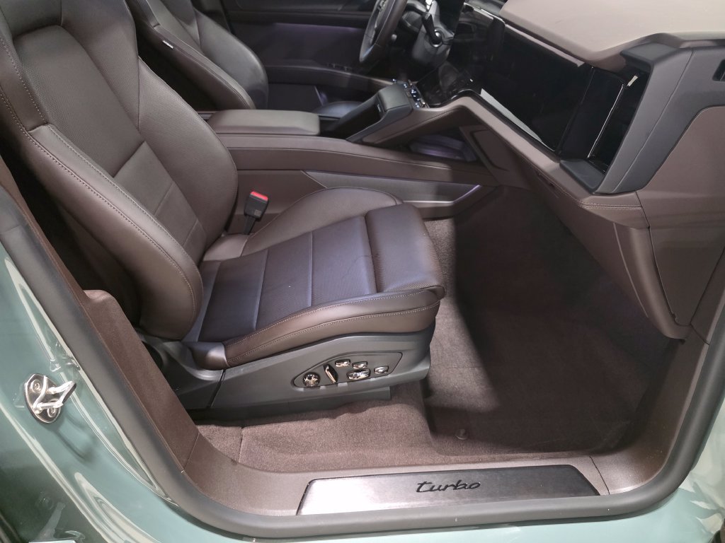 Certified 2026 Porsche Cayenne Turbo AWD/4WD image 17