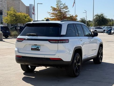 Used 2023 Jeep Grand Cherokee Altitude RWD image 8