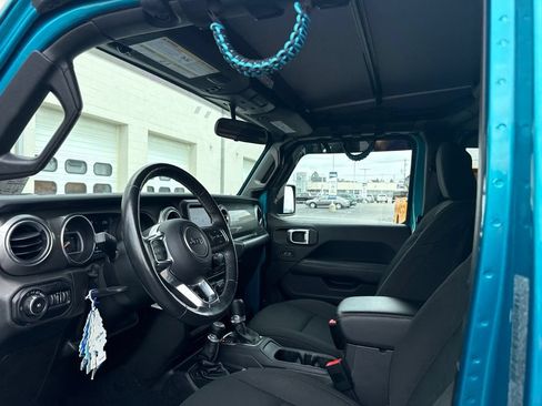 Used 2019 Jeep Wrangler Unlimited Sahara w/ LED Lighting Group AWD/4WD image 9