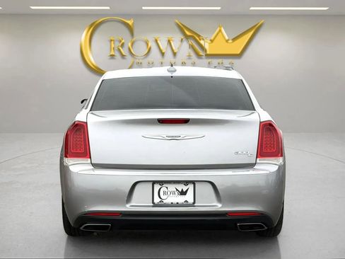 Used 2016 Chrysler 300 C image 8