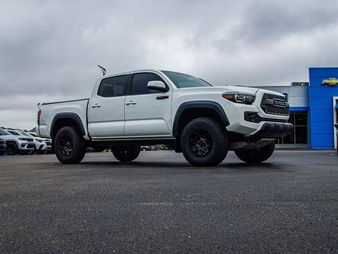 Used 2017 Toyota Tacoma TRD Pro AWD/4WD image 9