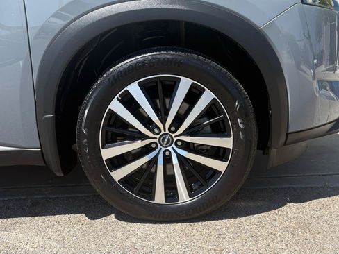 Used 2023 Nissan Pathfinder Platinum FWD image 2