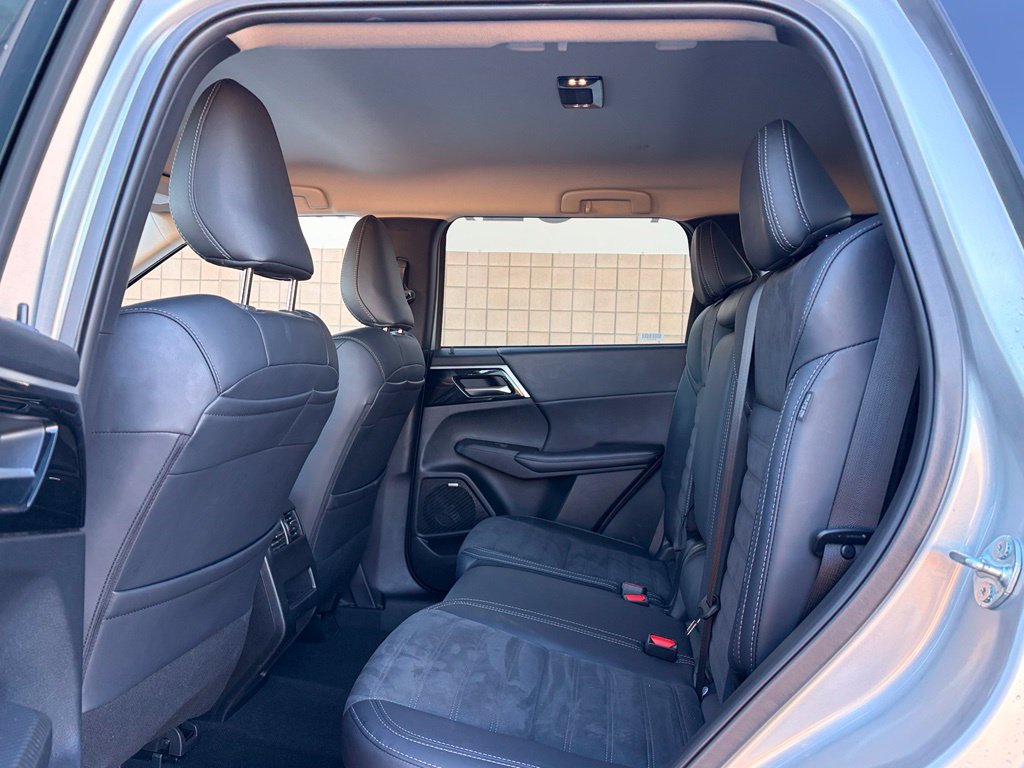 Used 2025 Mitsubishi Outlander SE AWD/4WD image 16
