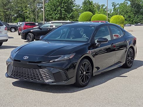 Used 2025 Toyota Camry SE FWD image 2