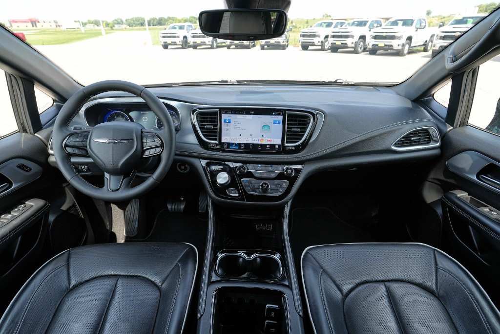 Used 2025 Chrysler Pacifica Limited FWD image 28