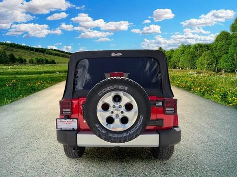 Used 2015 Jeep Wrangler Unlimited Sahara w/ Connectivity Group AWD/4WD image 5