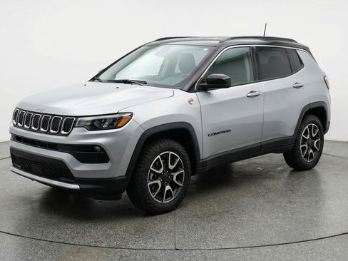 Used 2025 Jeep Compass Trailhawk AWD/4WD image 3