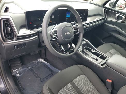 Used 2025 Kia Sorento LX FWD image 6
