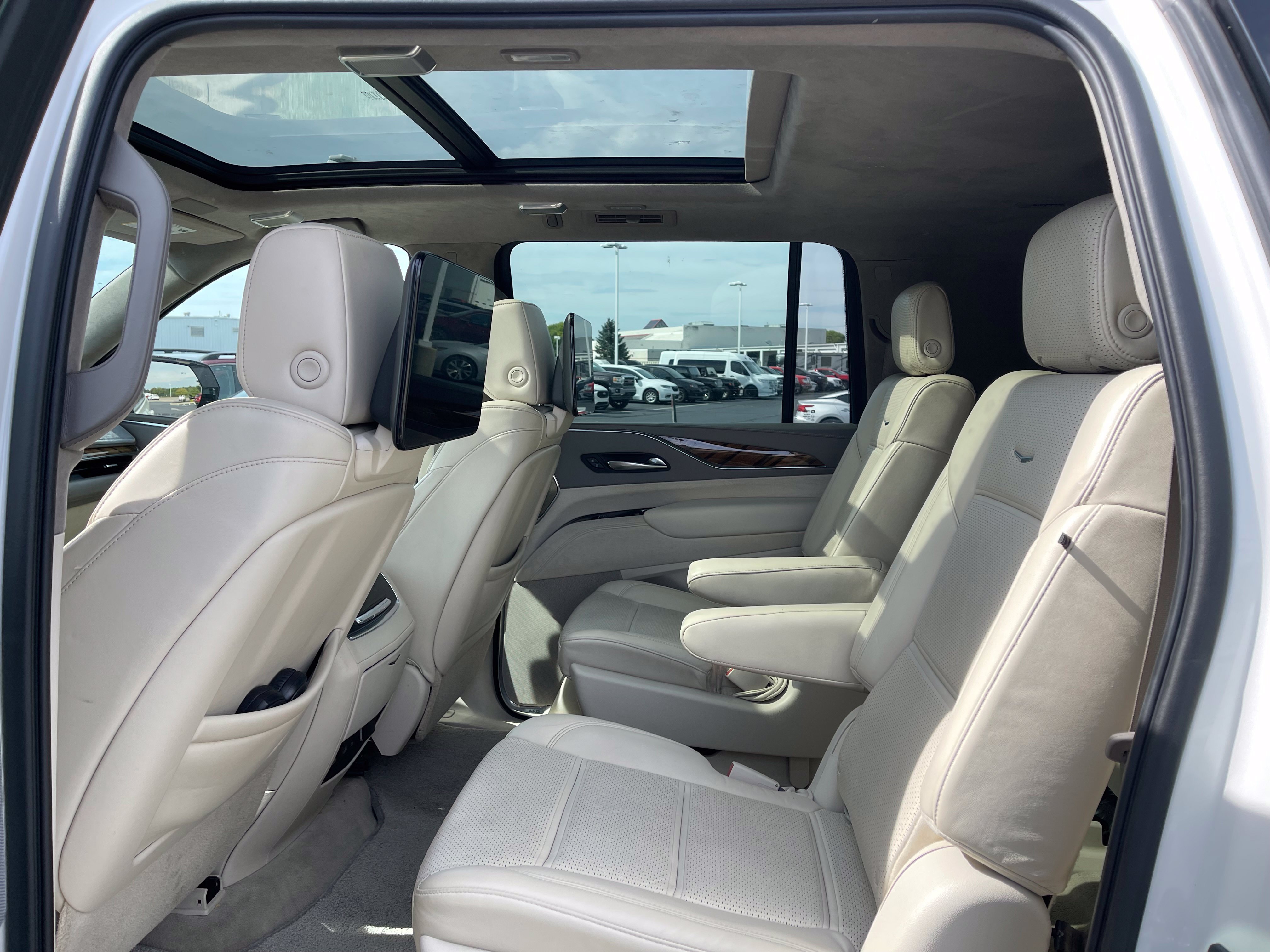 Used 2021 Cadillac Escalade ESV Sport Platinum w/ Heavy-Duty Trailer Package AWD/4WD image 16