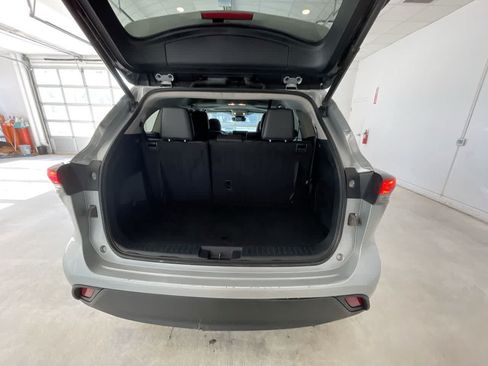 Used 2023 Toyota Highlander XLE AWD/4WD image 25